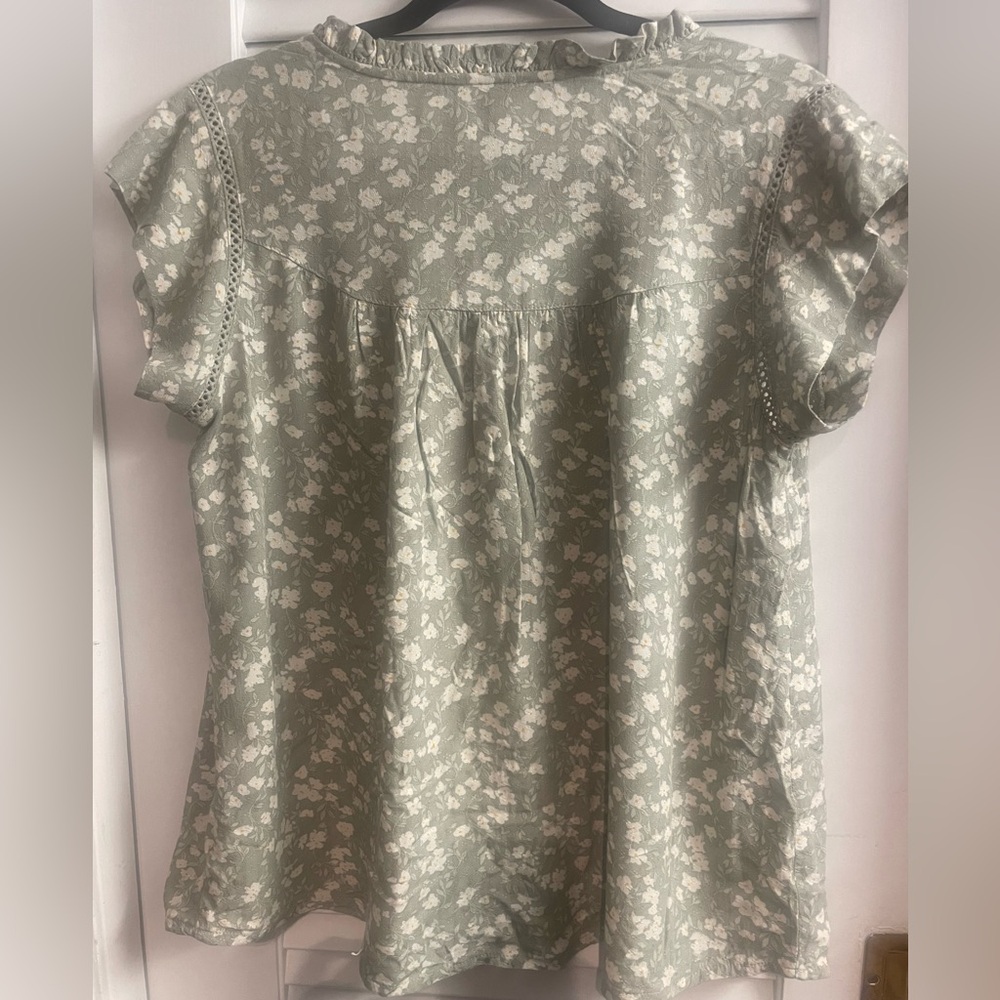 Buffalo by David Bitton Flutter Blouse Size S - Like New, light floral green top - Picture 6 of 12